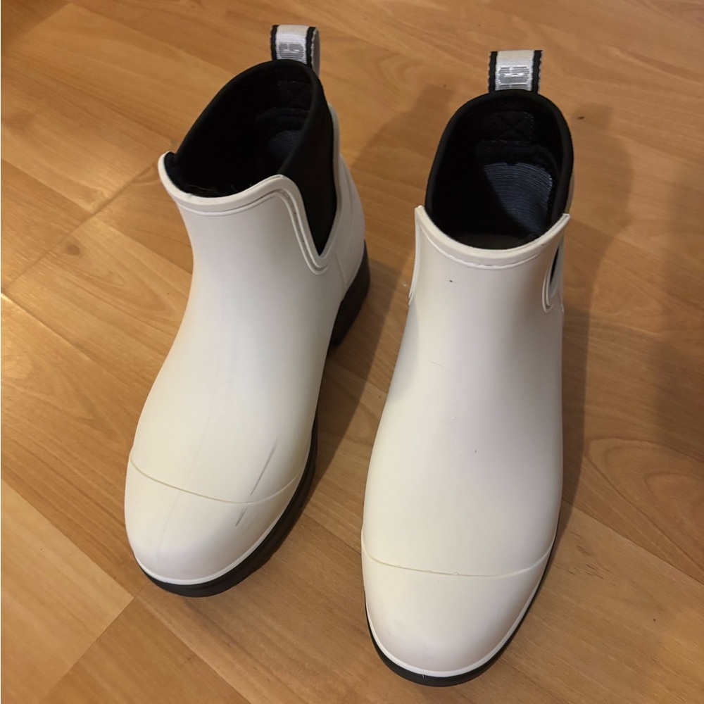 Ugg droplet rain boots